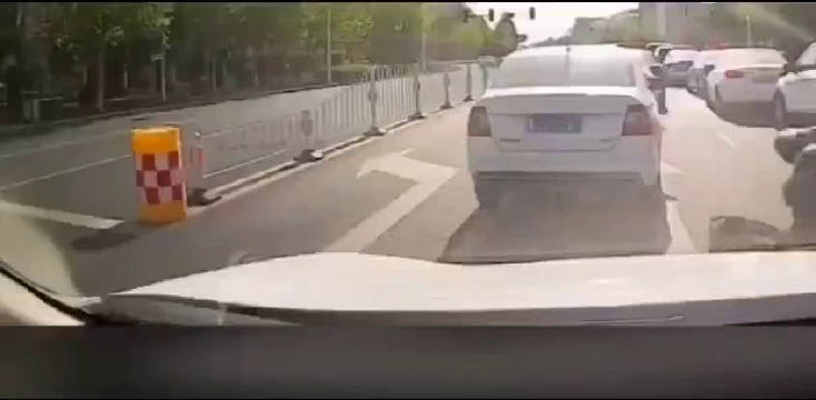 电动车司机：这人会开车么？？