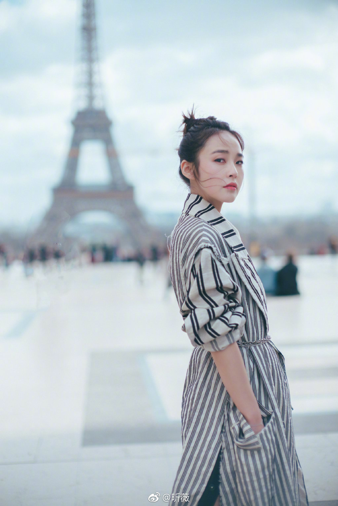 一身黑色连衣裙出席秀场，简约优雅造型尽显端庄雅致