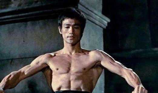 假如李小龙经过专业格斗训练,能拿下mma世界冠军吗?