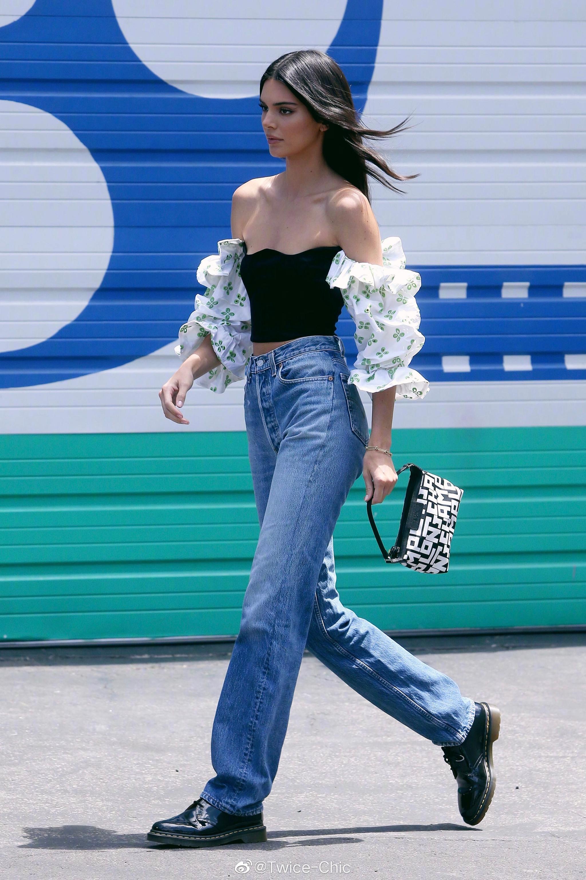 kendall jenner 多人,詹娜镂空 kendall jenner肯豆昨日的另一组穿搭,露肩抹胸上衣搭配复古牛仔裤