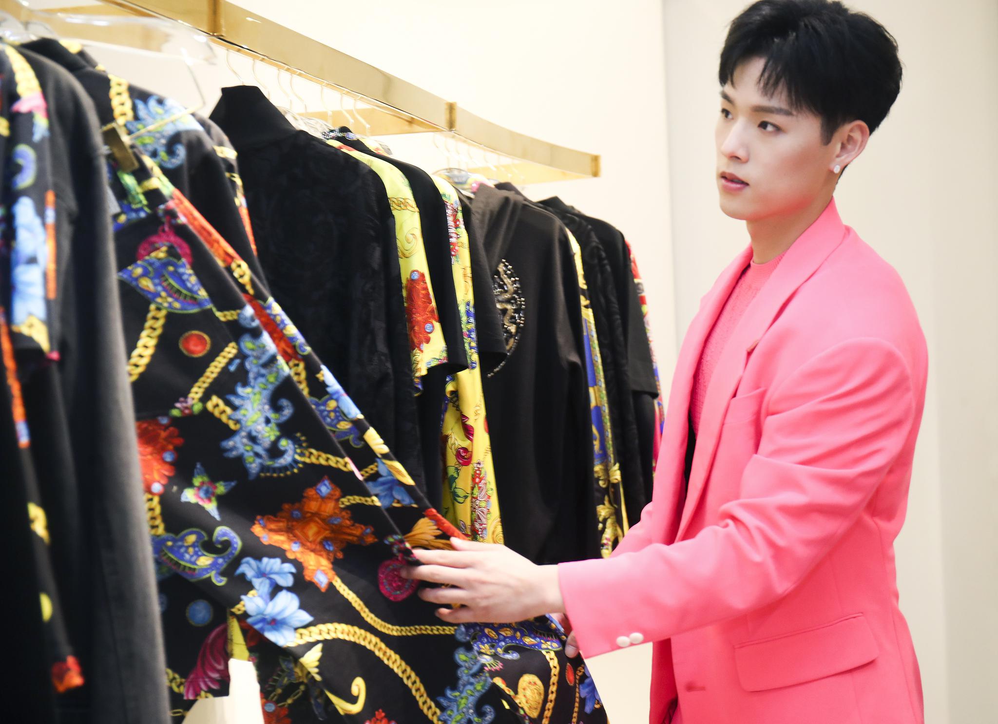 在之前我们报道过的 Versace Chain Reaction 系列最新推出CROSS CHAI