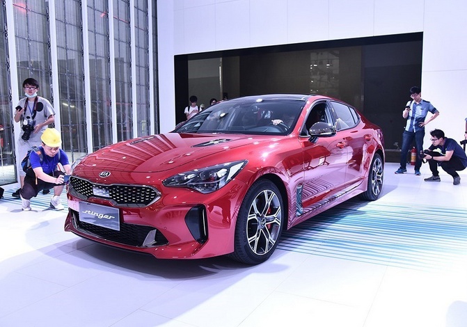 起亚这次火了！新车比法拉利还漂亮，纯进口27万，号称撩妹神器