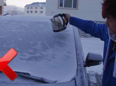 车窗结冰，多数人还用热水浇，愚蠢！用一土方法，轻松破冰不伤车