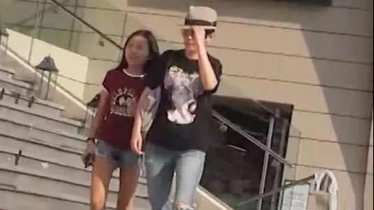 吴君如12岁女儿近照，与父母外出吃饭打扮成熟，还特意穿了高跟鞋