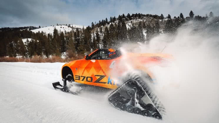 日产将370Z改成雪地摩托，造型太抢眼，堪称圣诞老人新座驾！