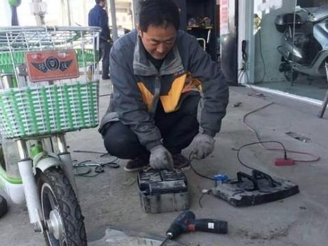 电动车电瓶效率变低就换掉？修理师傅：不用花那冤枉钱，一招搞定