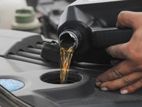 用全合成机油汽车可以跑一万公里再换？汽修师傅：发动机就不行了
