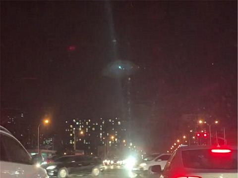 35万奔驰开远光灯，车主是女司机，结果被他人直接用远光灯对射