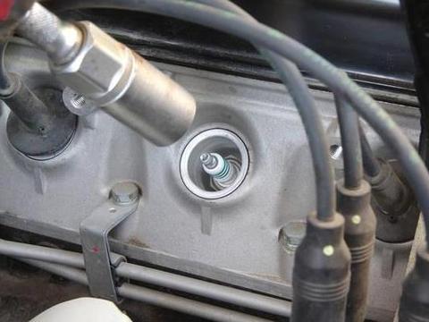 一个火花塞坏了，整车的火花塞都要换吗？