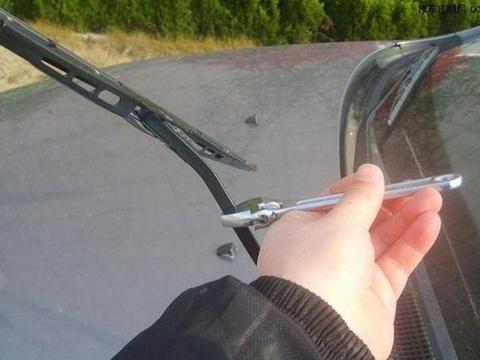 雨刮器“刮不干净，还有异响”怎么办？老车主：用这招试试！
