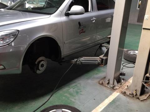 汽车轮胎开多少公里后要换位老司机提醒记好这个数不会爆胎！