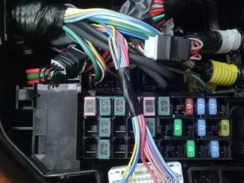 汽车冬天早上不好发动，需要换火花塞吗？