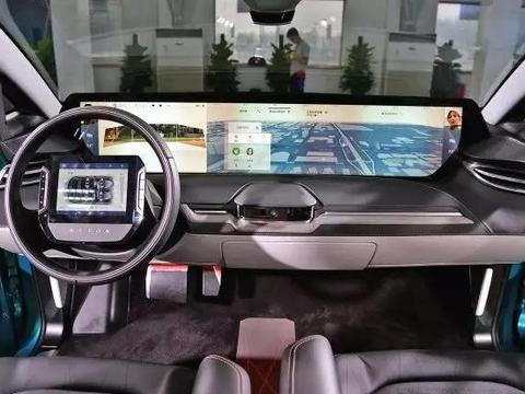 续航达520公里48英寸全屏中控抢眼！拜腾中型纯电SUV亮相CES展