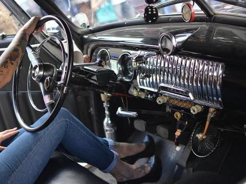 开车还用手机看导航？笨！请立刻停止这种危险行为，安全驾驶