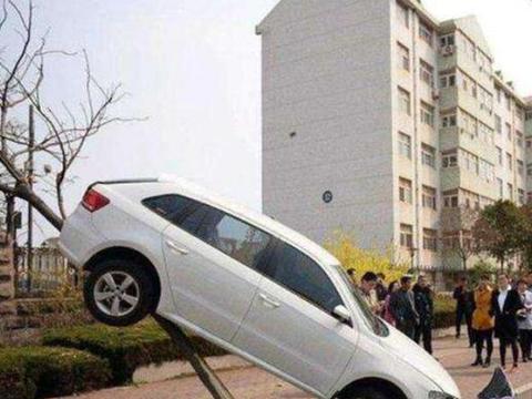 后视镜盲区看不清！360°“盲点镜”一出，路况清晰可见无死角