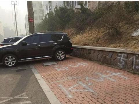 为省停车费，“奔驰哥”用油漆画了2个停车位，网友画个停车场