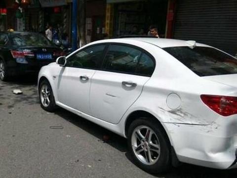 车停在路边被撞，还找不到肇事者？这样做就能获得保险公司全赔！