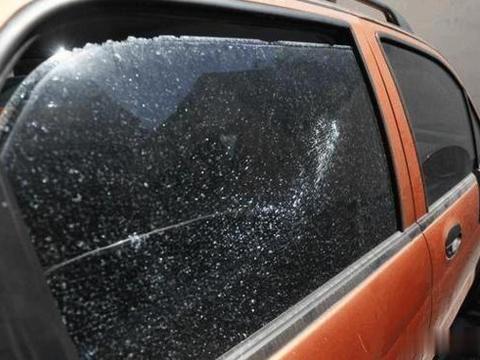 汽车玻璃被砸，想要保险公司赔偿，“这个字”一定不要说