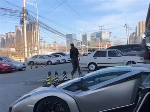 ​9000万毒药现街头，保养一次9万，女车主容貌比超跑还养眼！