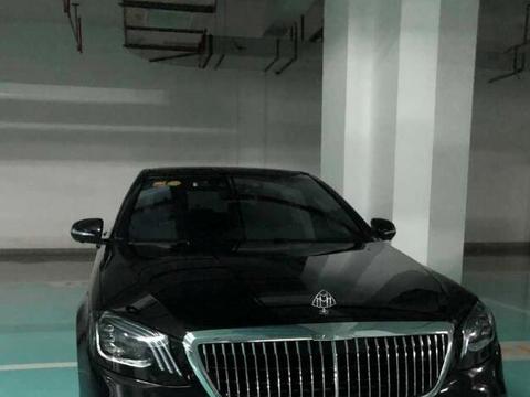 南通启东某小区实拍迈巴赫S560，气场秒杀周围众车！