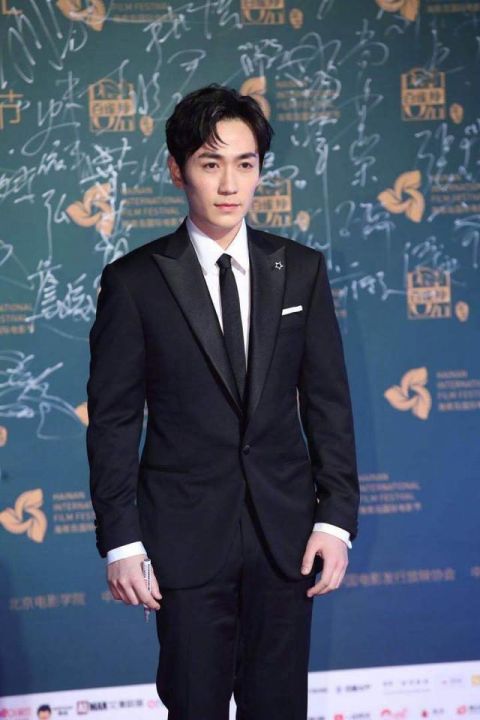 朱一龙出席海南岛国际电影节,郑恺担当主持人