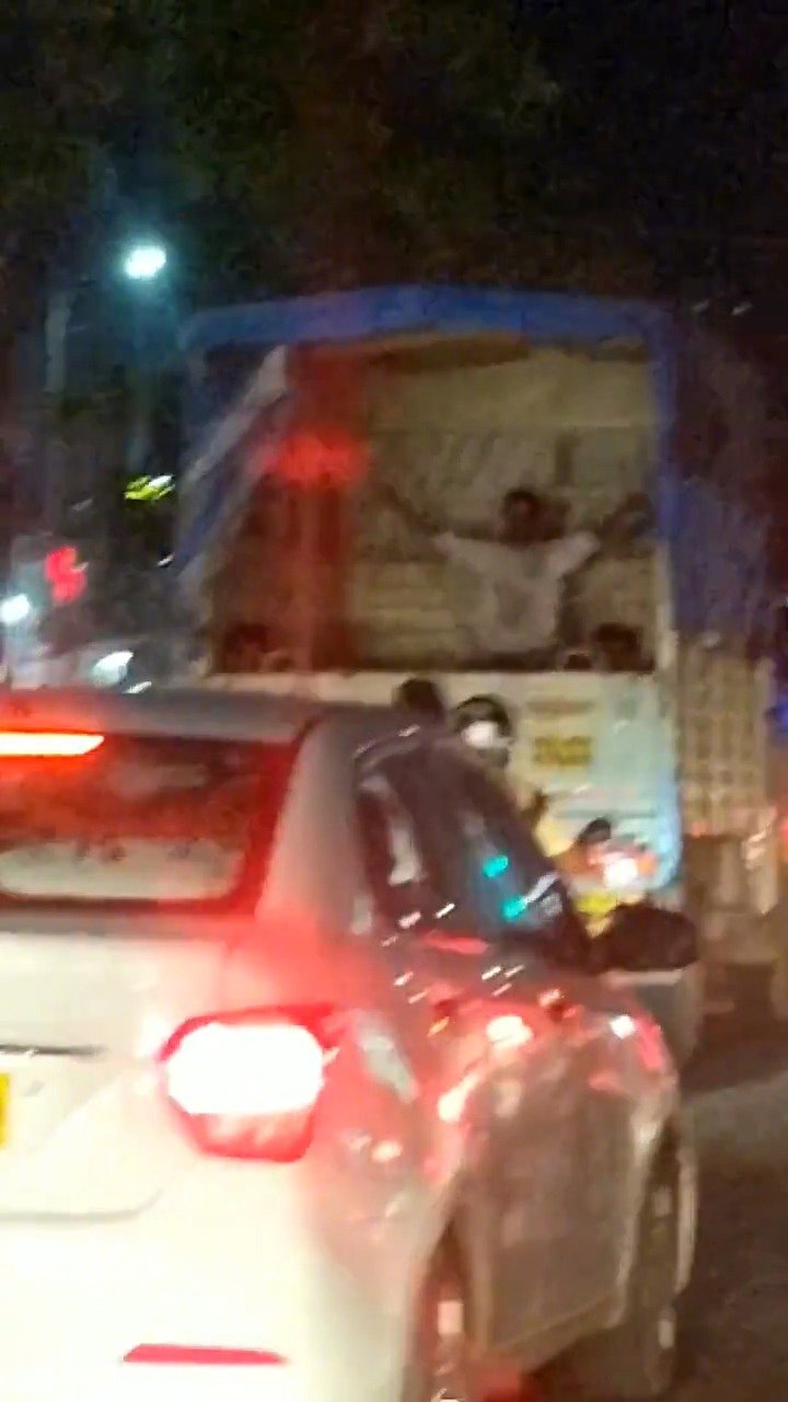 在卡车里荡秋千 红尘作伴，活的潇潇洒洒