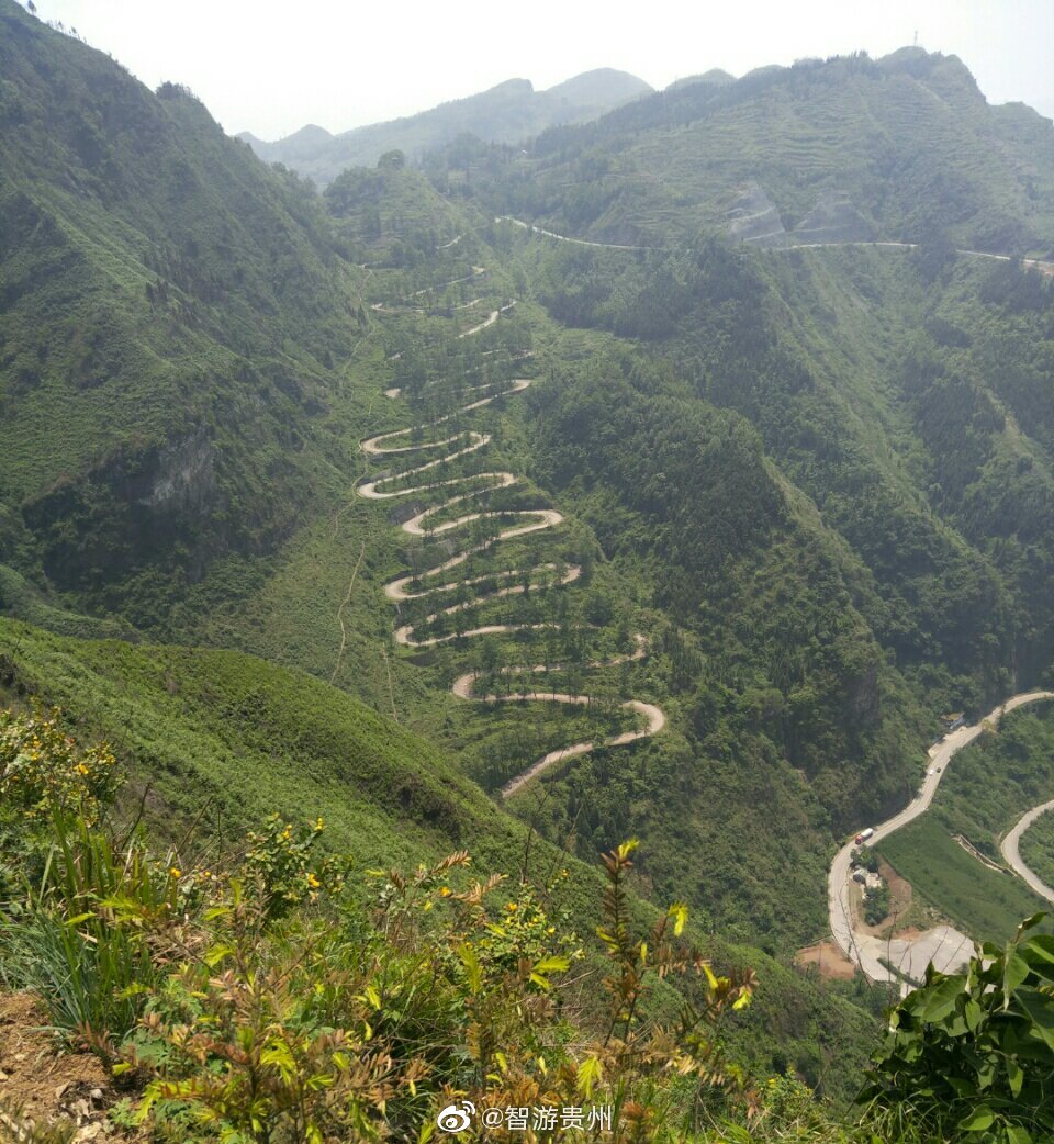 航拍贵州一蜿蜒崎岖的山路,有24道拐,曾经的一条抗战生命线,如今成了