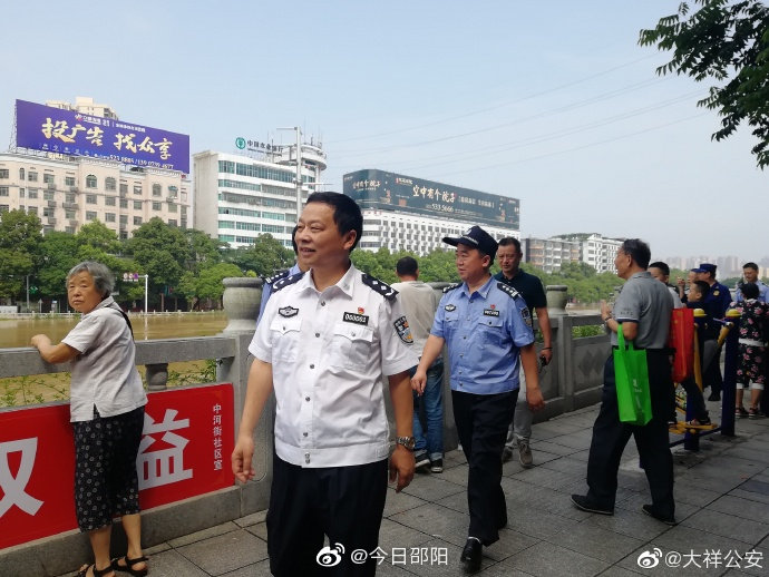 邵阳市副市长,公安局长谭学军来到沿江桥,青龙桥沿线慰问看望@大祥