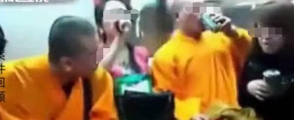 “和尚兄弟”一人抱着一个少女 公共场合屡屡破戒 引起佛教公愤