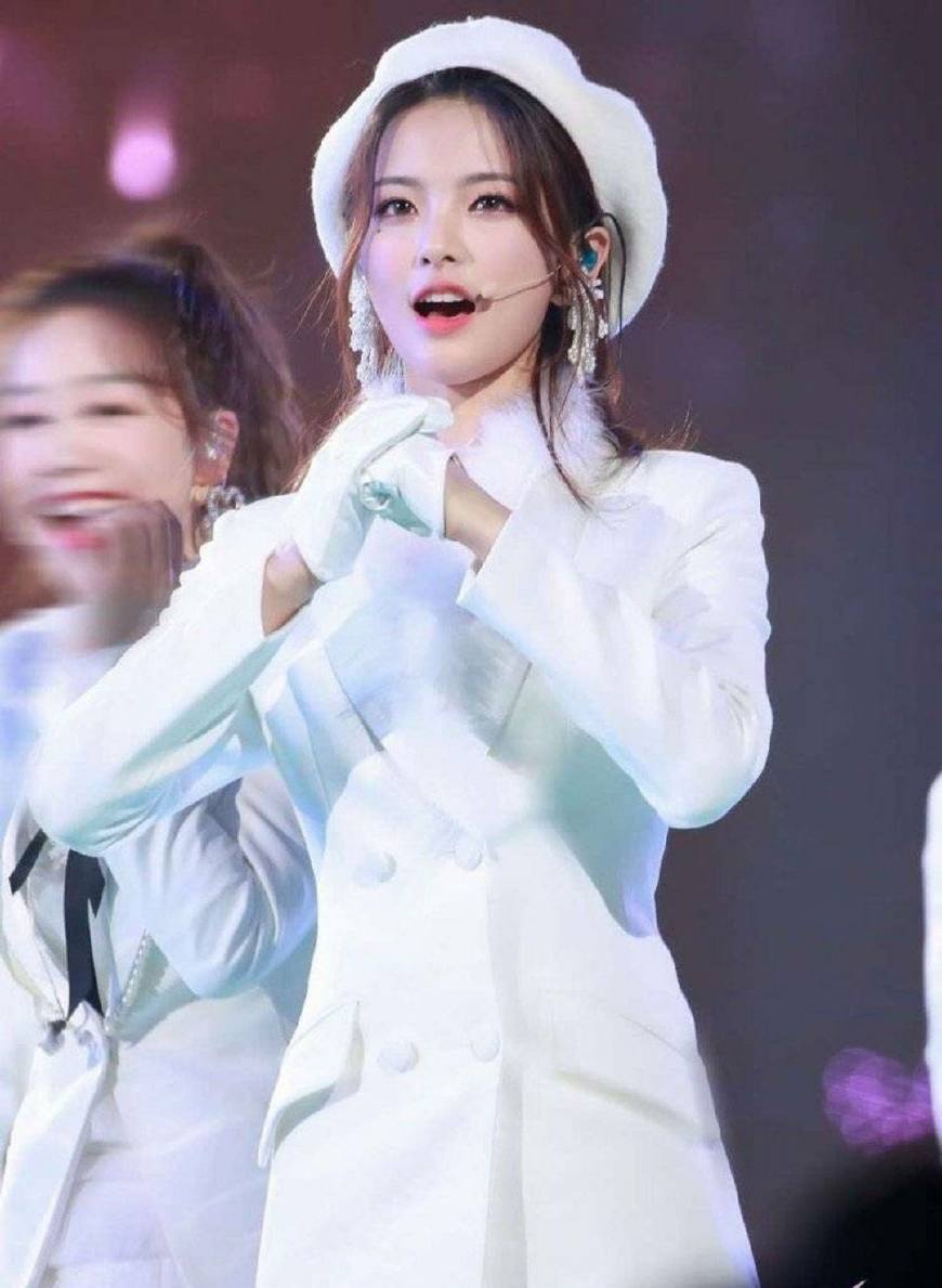 杨超越全程c位, 唱歌敷衍, 舞蹈生硬, 送祝福低头