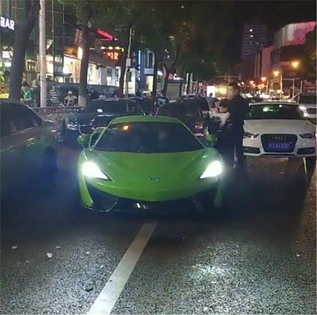 迈凯伦570S采用三幅式方向盘设计,配备一块全液晶仪表盘