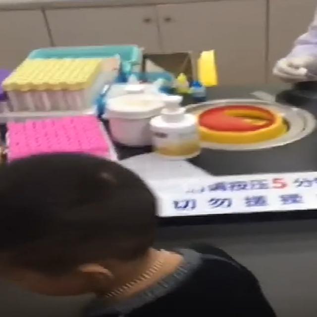 男孩害怕打针，用糖果“贿赂”护士，之后的行为让爸爸哭笑不得