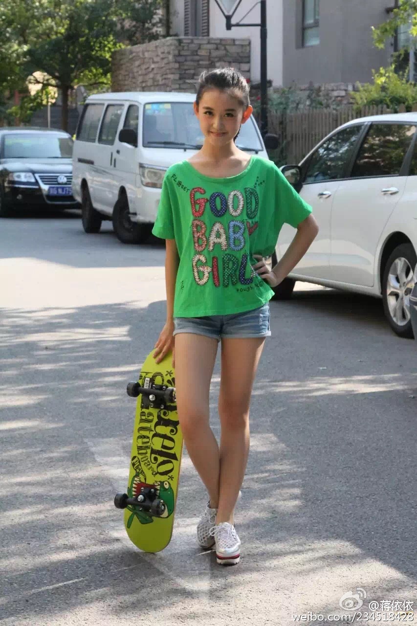 笑起来美美的蒋依依,丸子头超短裤玩滑板,身材和气质都很棒