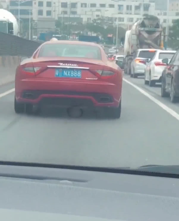 广东偶遇红色玛莎拉蒂,车牌豹子号,网友:霸气不输法拉利!