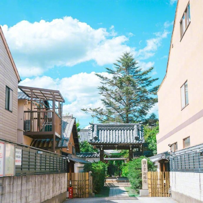 可乐雪碧里冒出的气泡路边的啤酒和烧烤 三五