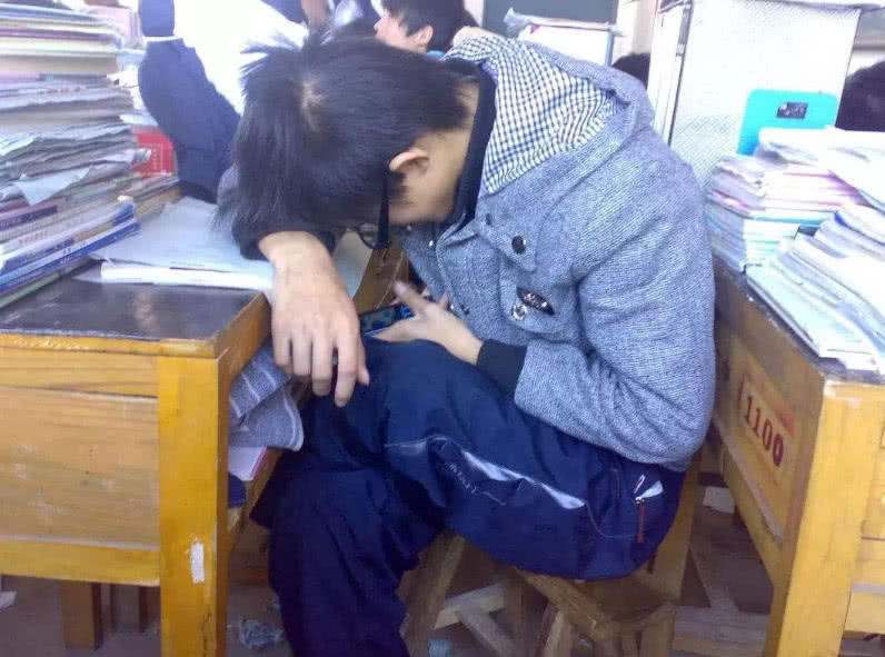 同样是上课玩网友,初中生普通级,整式直言:大学生a网友数学初中手机图片