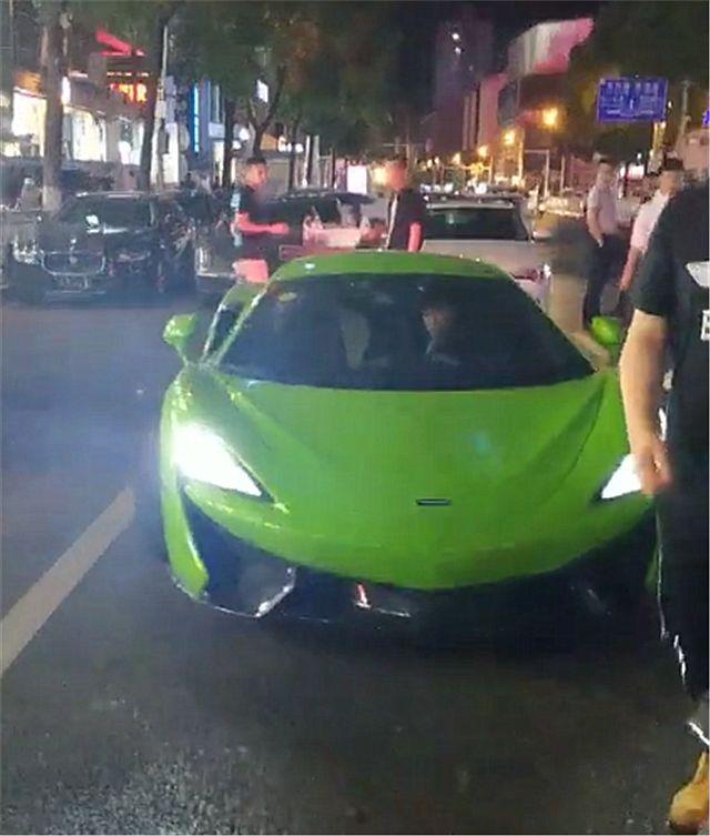 迈凯伦570S采用三幅式方向盘设计,配备一块全液晶仪表盘