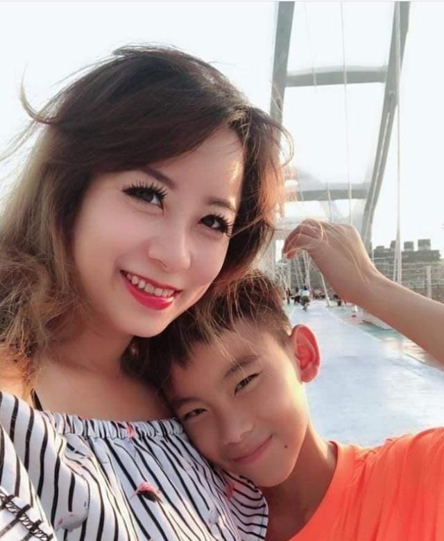 单亲妈妈赤裸跟13岁儿子游泳,照片曝光后,网友:真的合适吗