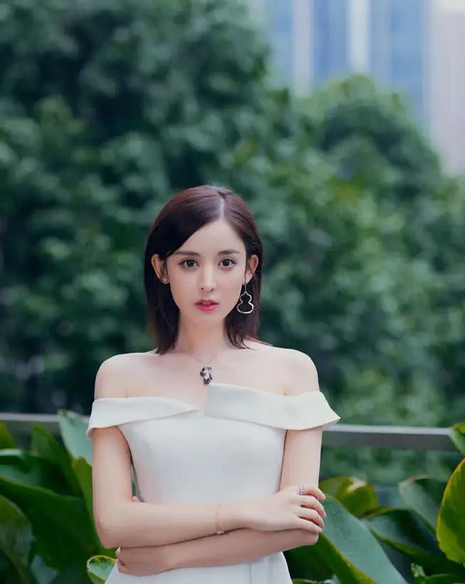 古力娜扎穿一袭白裙亮相往上走的裙摆赚足了眼球好身材
