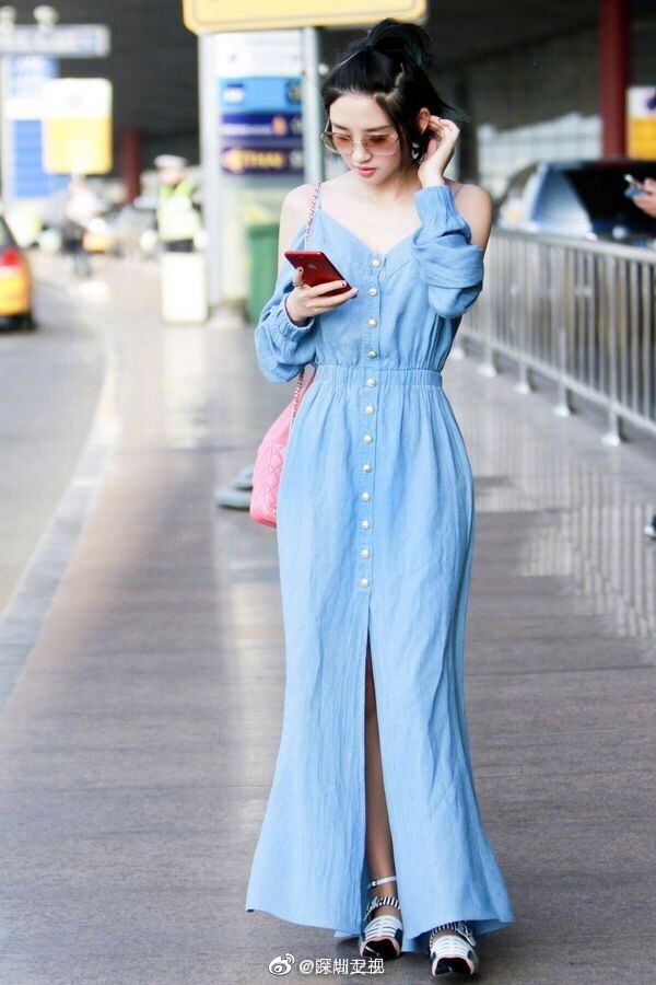 蓝色连衣裙给你一整个夏天的清凉感，是各路女星的心头爱