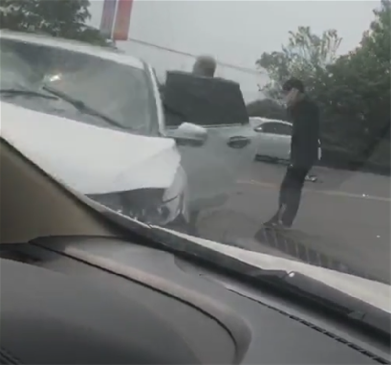 本田杰德和悦动相撞,看到车损时,没想到韩系车和日系车差不多