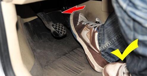 老司机:学会这样踩油门，开车至少安全10倍，新手一辈子受益!