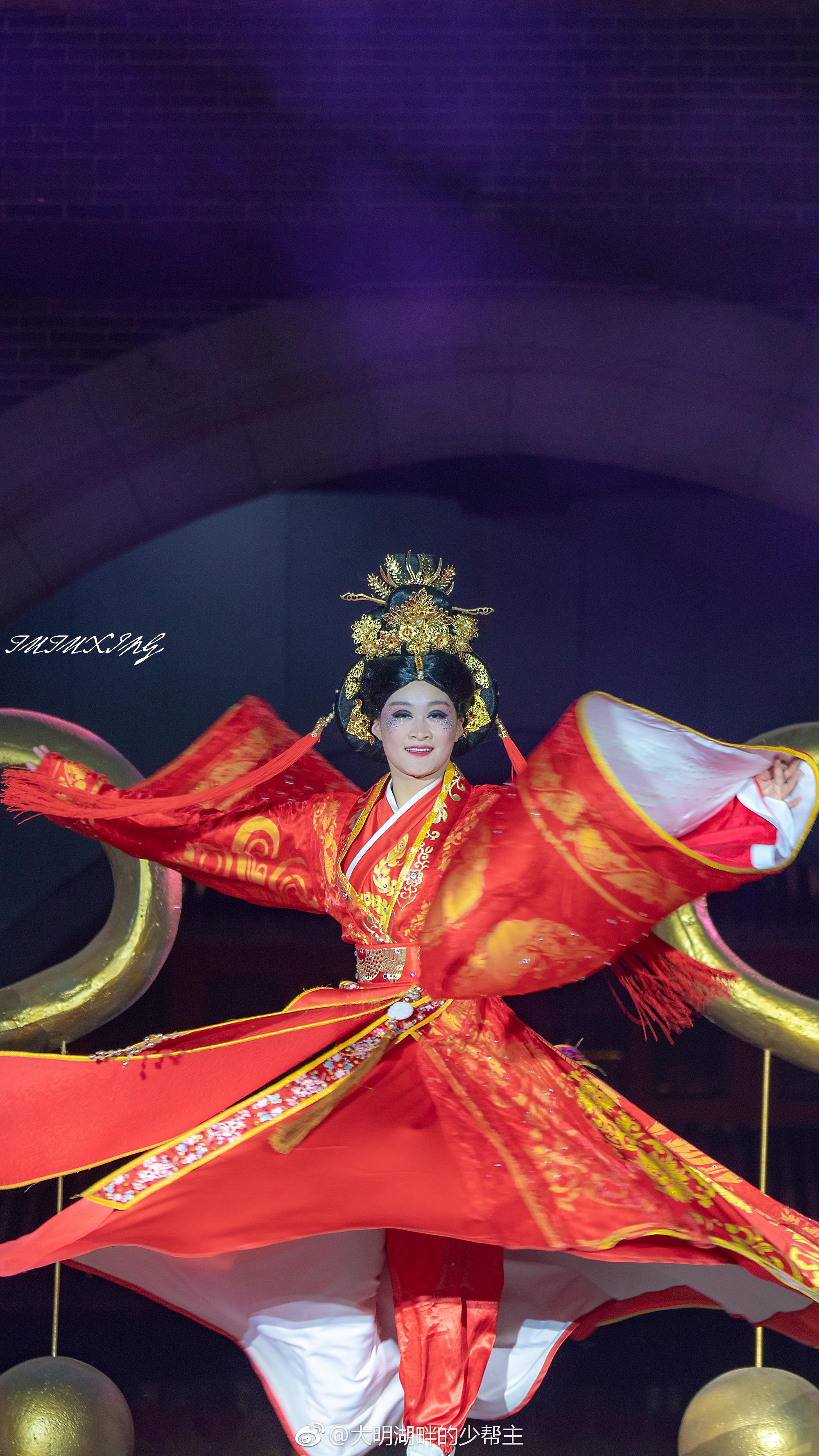 丽人游。三月三日天气新,长安水边多丽人