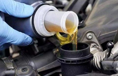 全合成机油10000公里后再换？维修工：别傻了，小心发动机要大修