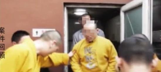 “和尚兄弟”一人抱着一个少女 公共场合屡屡破戒 引起佛教公愤
