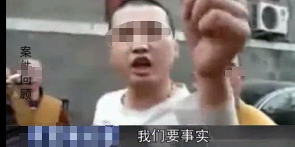 “和尚兄弟”一人抱着一个少女 公共场合屡屡破戒 引起佛教公愤