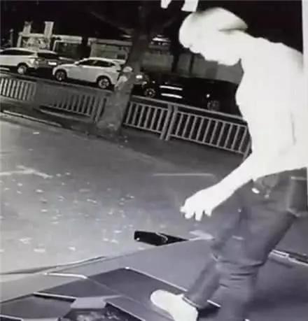 “社会人”在兰博基尼引擎盖上跳舞?车主悬赏十万要教其做人!