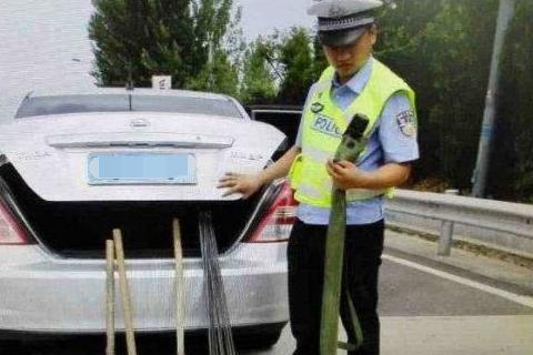 为何交警查车会先摸车尾？老师傅：最好搞清楚，免得吃亏