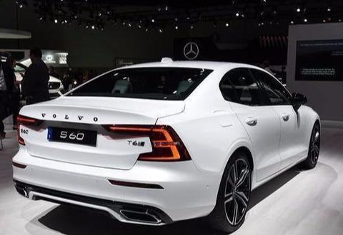 方向盘看起来非常的高级，中控的屏幕看起来非常的有科技感。