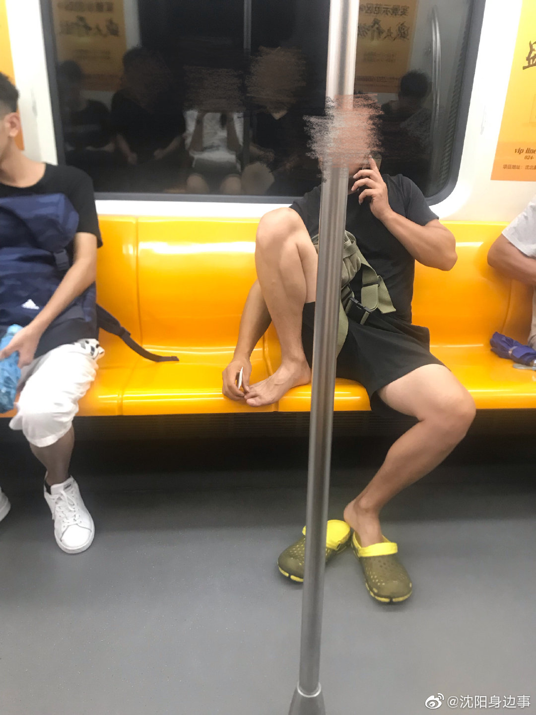 这是一条有味道的微博!地铁二号线惊险抠脚大汉